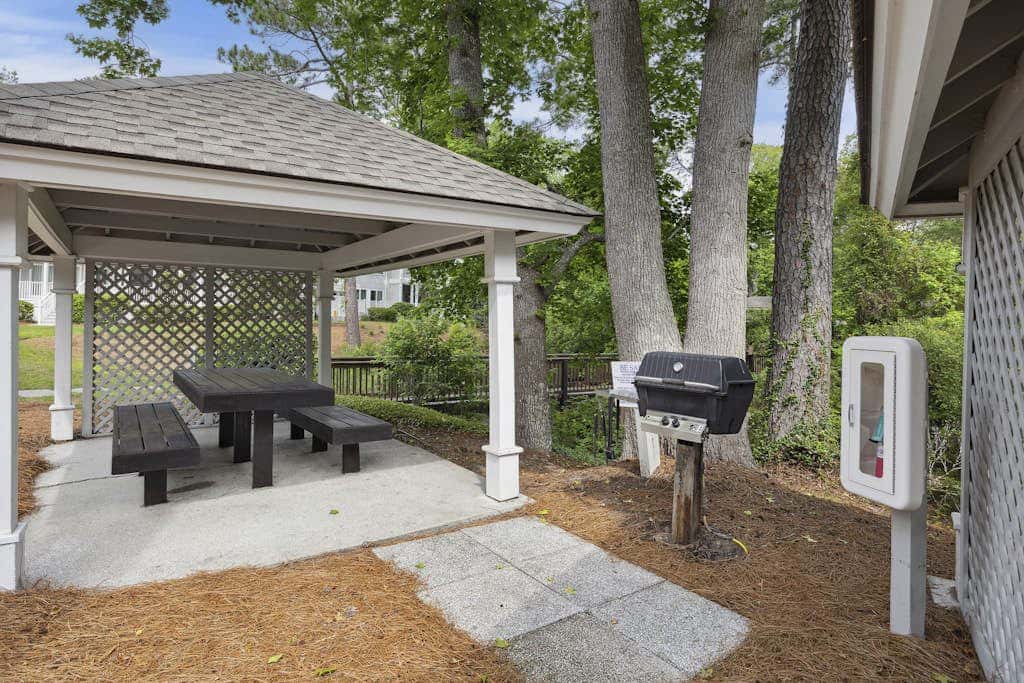 Pristine Condo with shared pools, hot tub, close to Islander's Beach Park