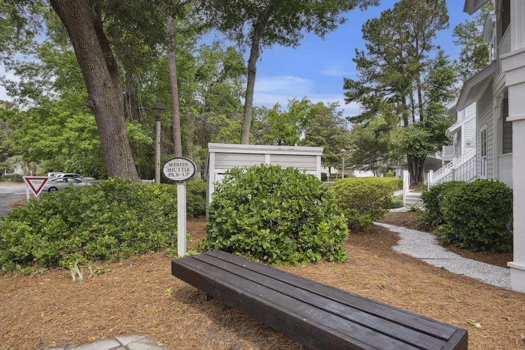 Pristine Condo with shared pools, hot tub, close to Islander's Beach Park