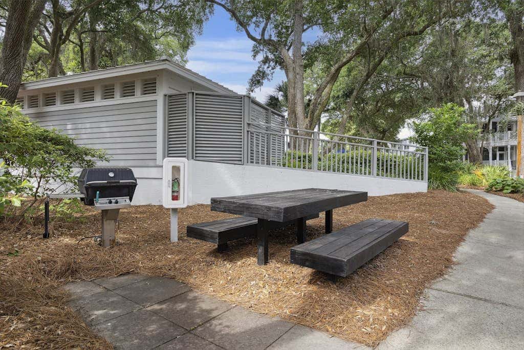 Pristine Condo with shared pools, hot tub, close to Islander's Beach Park