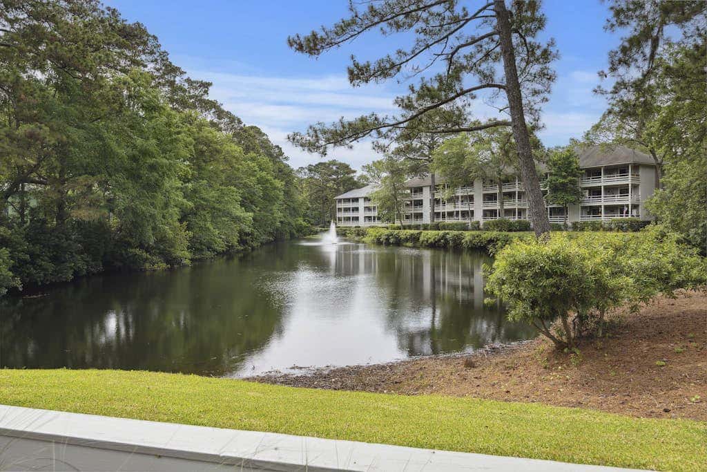 Pristine Condo with shared pools, hot tub, close to Islander's Beach Park