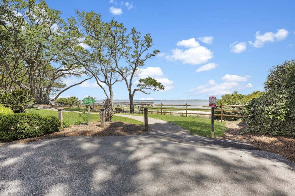 Pristine Condo with shared pools, hot tub, close to Islander's Beach Park