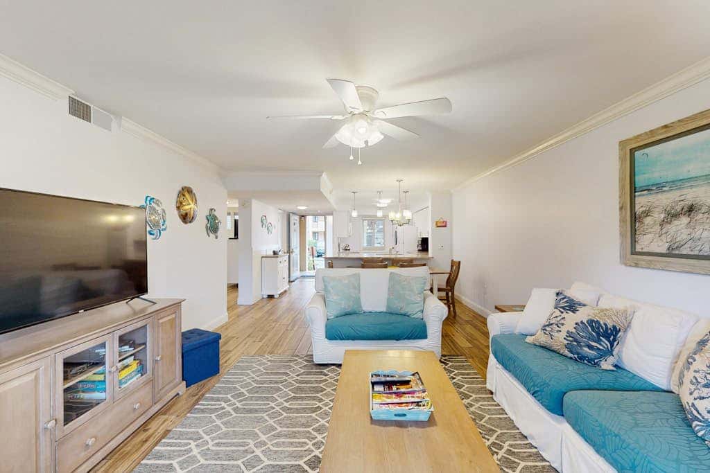 1st Floor Condo with Pools, Hot tub, close to Beach, Tennis Pickleball Courts