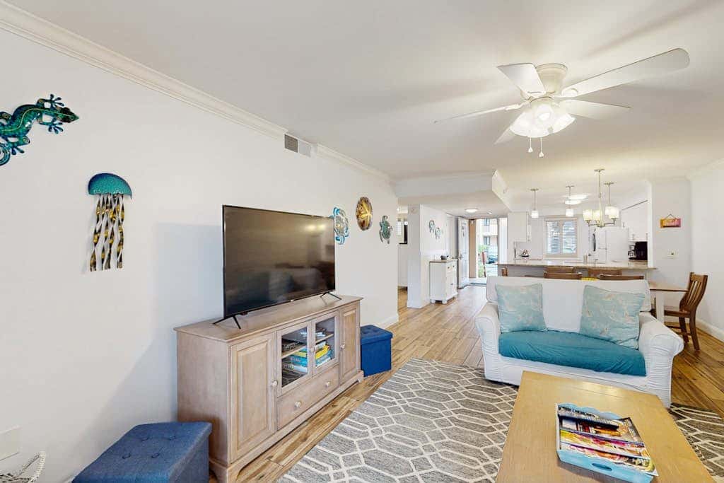 1st Floor Condo with Pools, Hot tub, close to Beach, Tennis Pickleball Courts