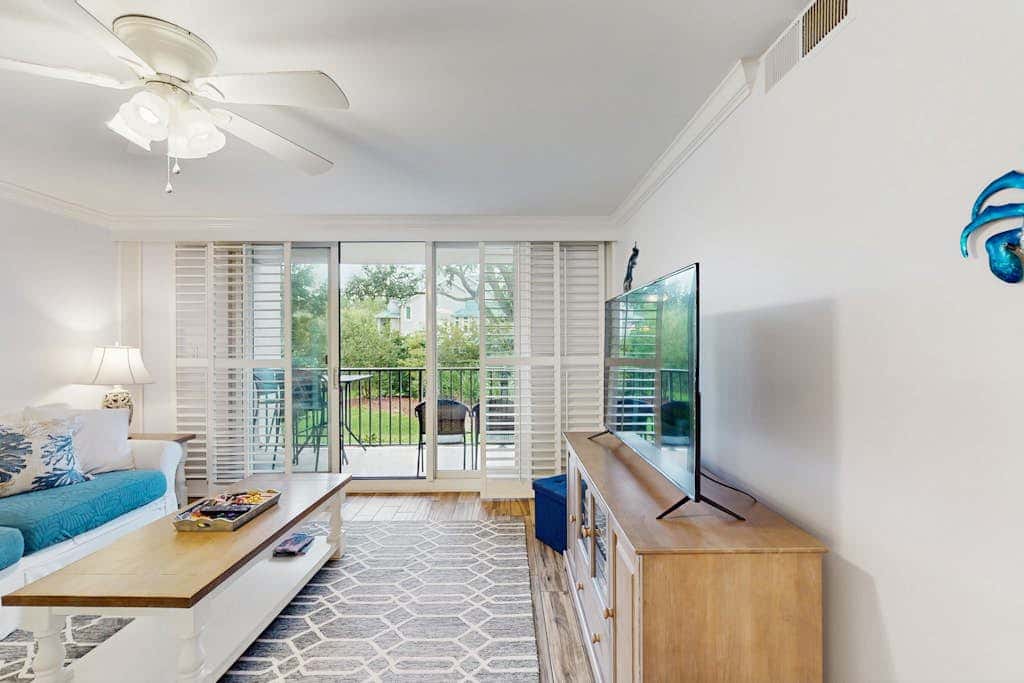 1st Floor Condo with Pools, Hot tub, close to Beach, Tennis Pickleball Courts