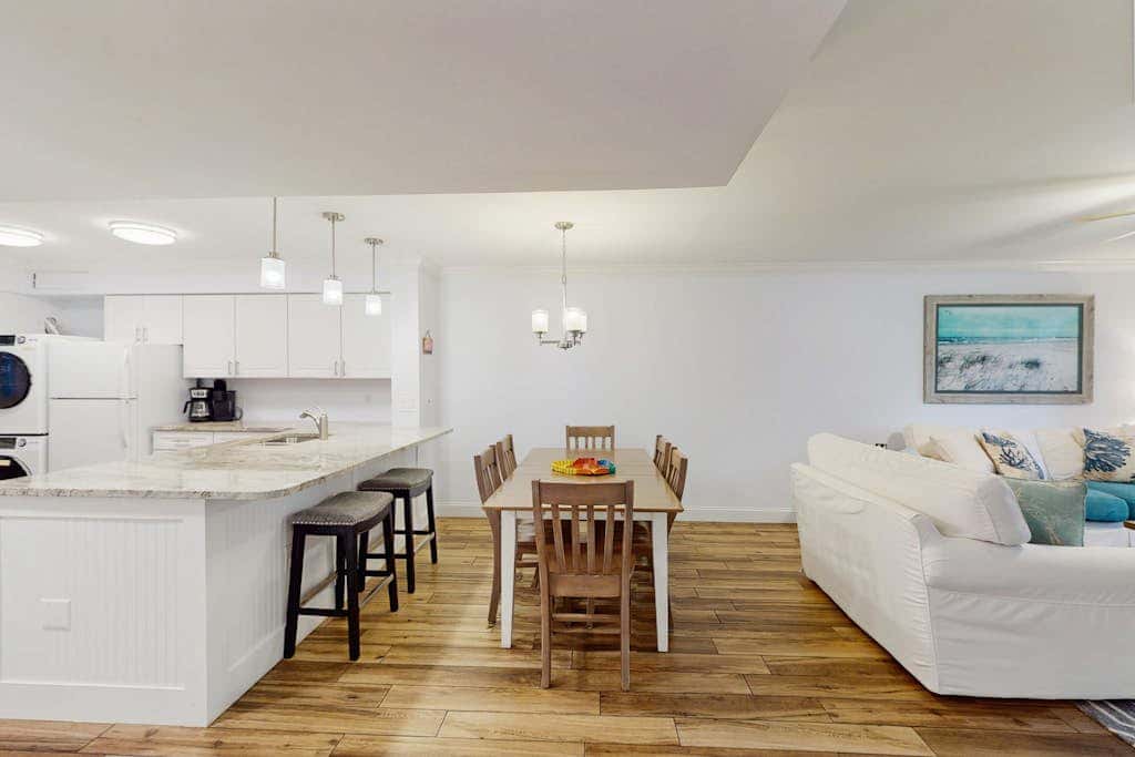 1st Floor Condo with Pools, Hot tub, close to Beach, Tennis Pickleball Courts