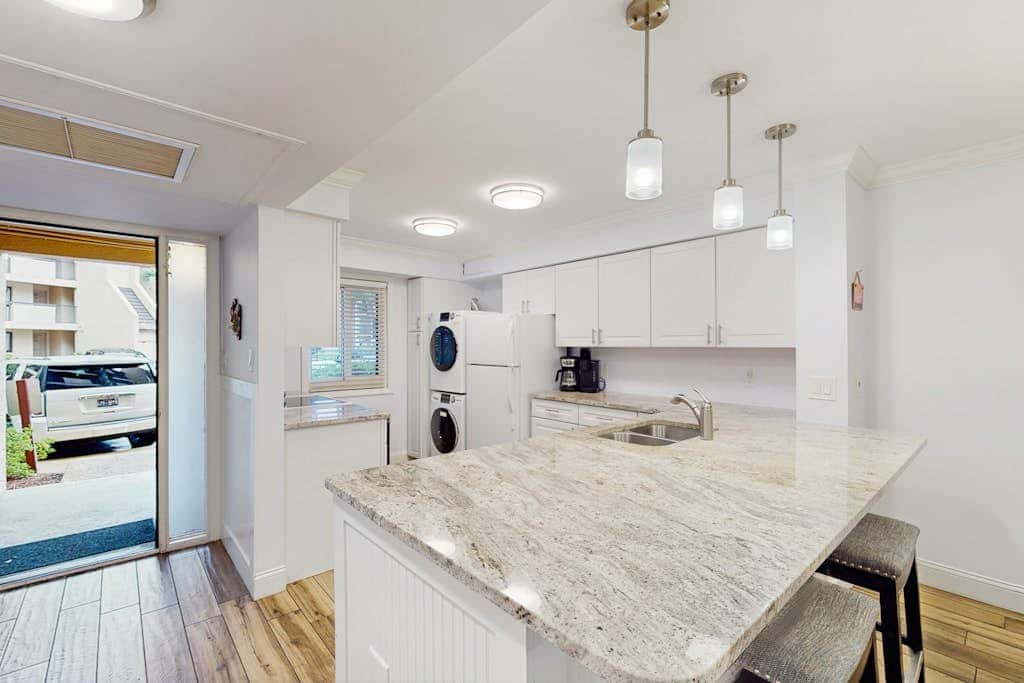 1st Floor Condo with Pools, Hot tub, close to Beach, Tennis Pickleball Courts