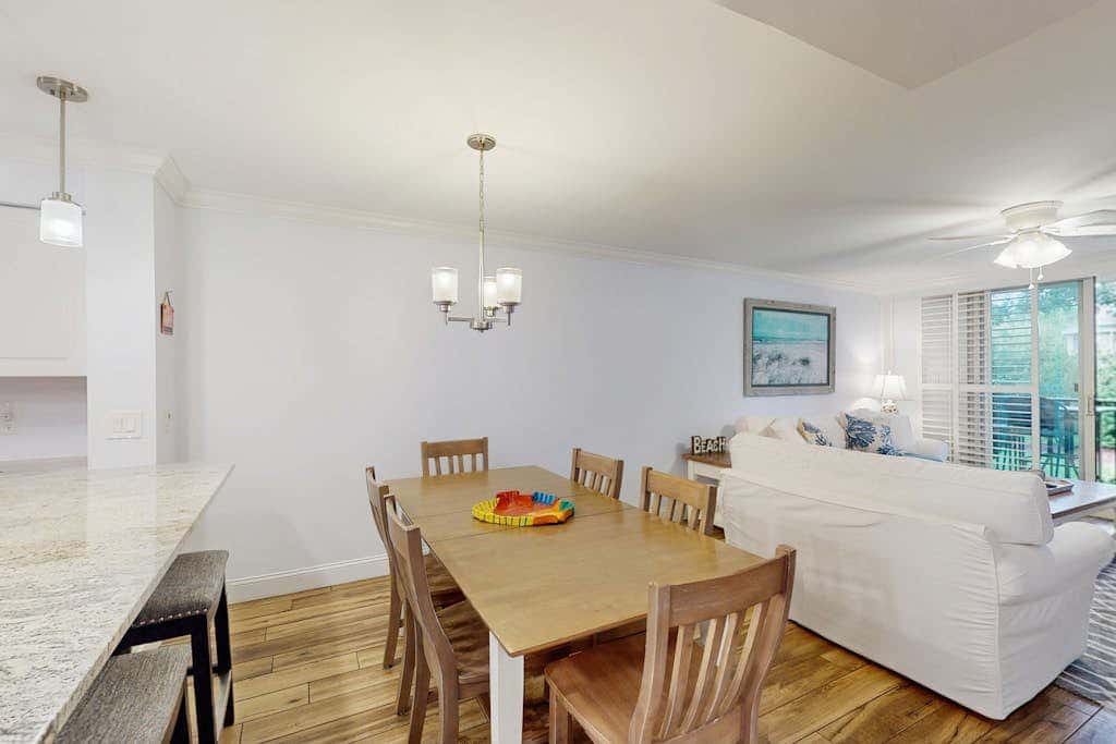 1st Floor Condo with Pools, Hot tub, close to Beach, Tennis Pickleball Courts