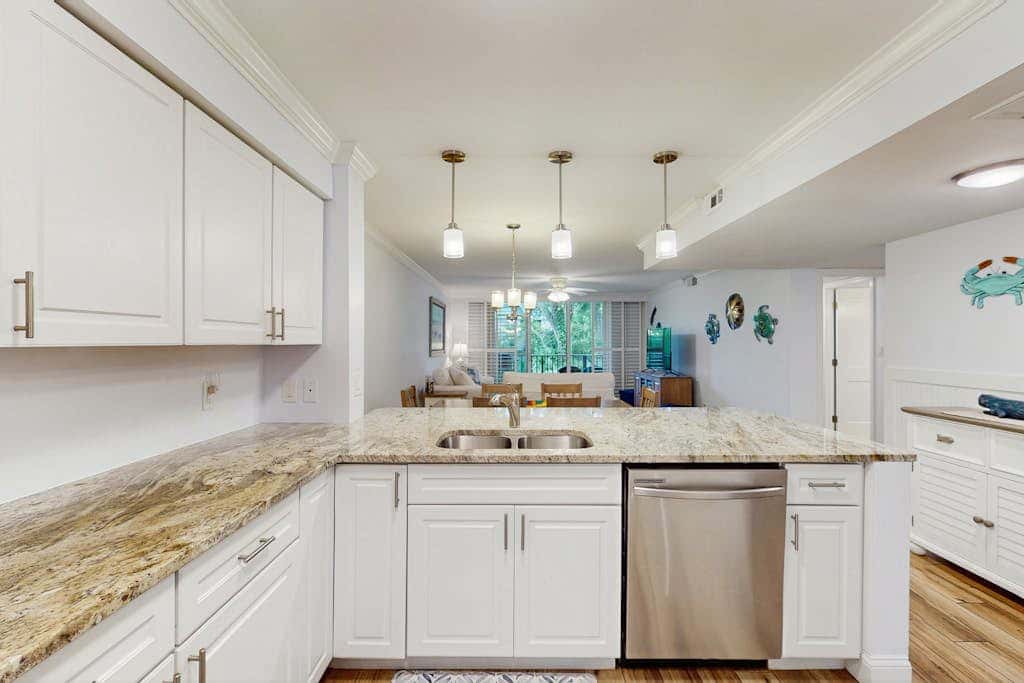 1st Floor Condo with Pools, Hot tub, close to Beach, Tennis Pickleball Courts