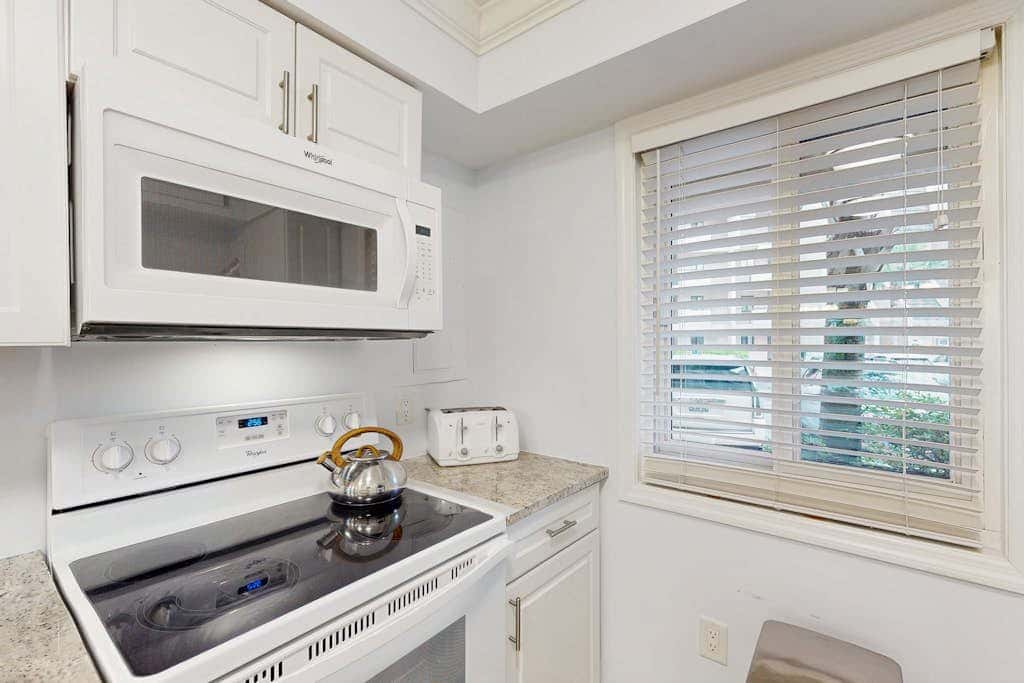 1st Floor Condo with Pools, Hot tub, close to Beach, Tennis Pickleball Courts