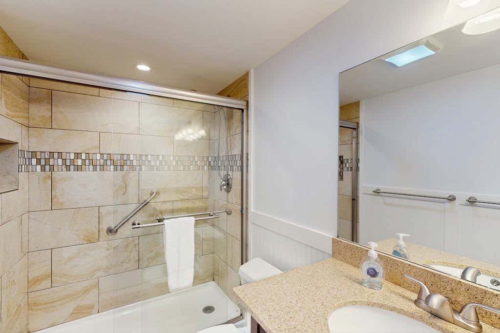1st Floor Condo with Pools, Hot tub, close to Beach, Tennis Pickleball Courts