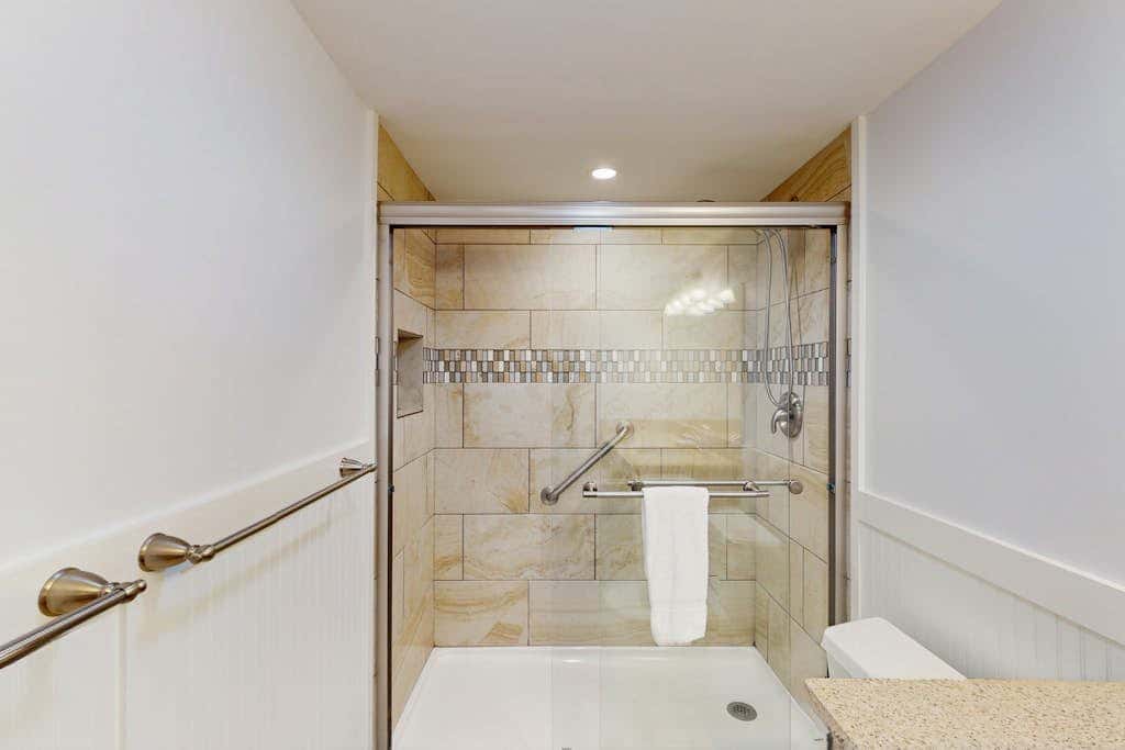 1st Floor Condo with Pools, Hot tub, close to Beach, Tennis Pickleball Courts