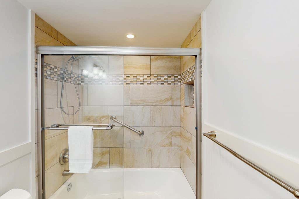 1st Floor Condo with Pools, Hot tub, close to Beach, Tennis Pickleball Courts
