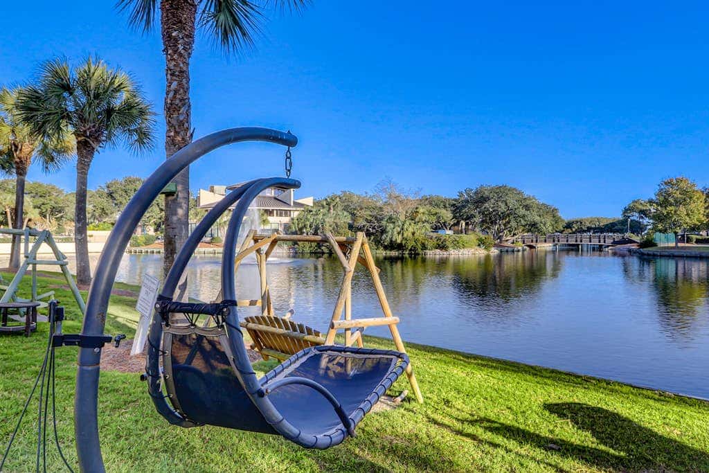 1st Floor Condo with Pools, Hot tub, close to Beach, Tennis Pickleball Courts
