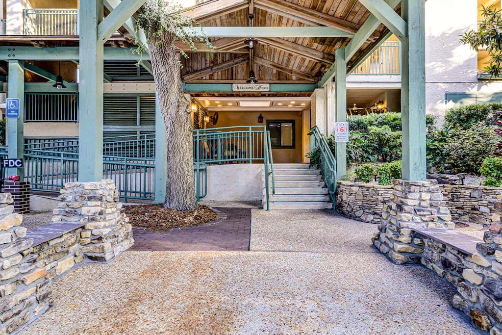 1st Floor Condo with Pools, Hot tub, close to Beach, Tennis Pickleball Courts