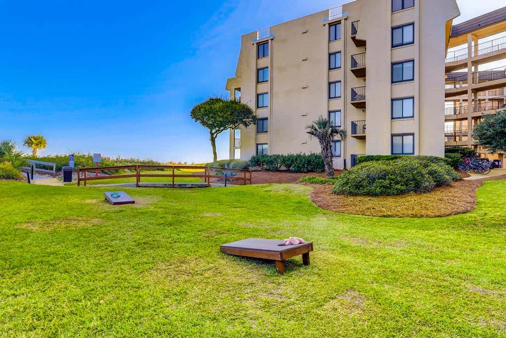1st Floor Condo with Pools, Hot tub, close to Beach, Tennis Pickleball Courts