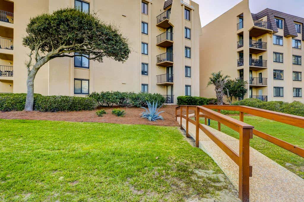 1st Floor Condo with Pools, Hot tub, close to Beach, Tennis Pickleball Courts