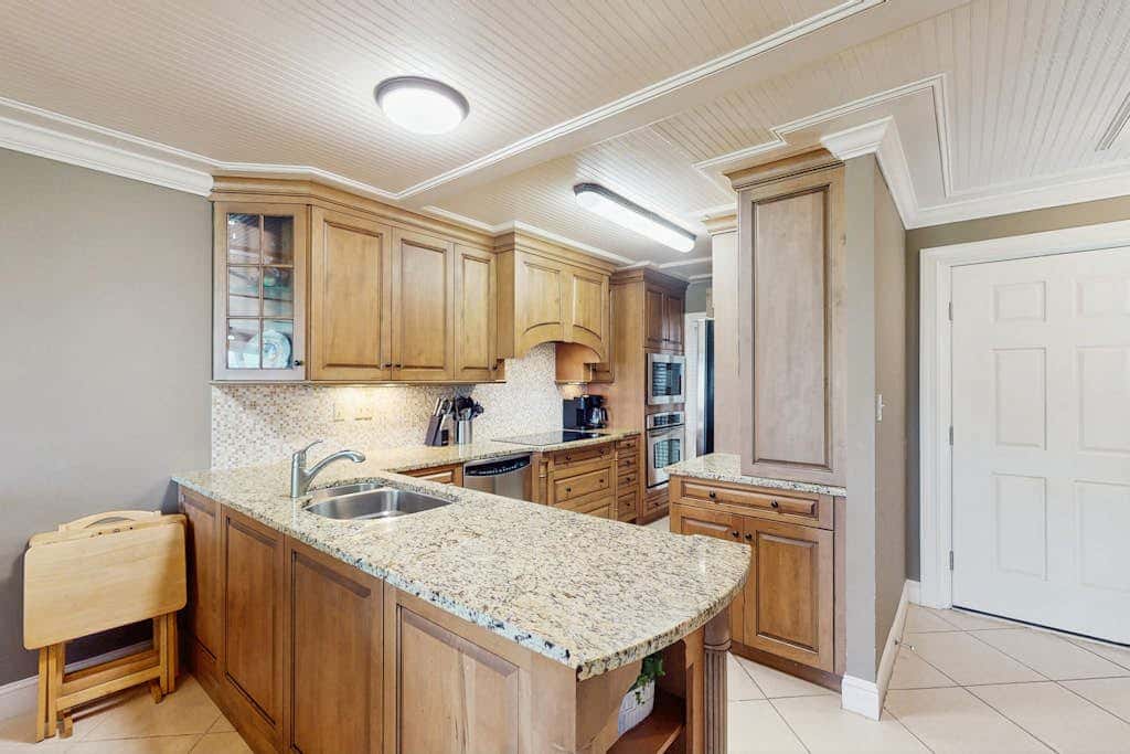 Direct Ocean View Condo with balcony, pools, hot tub, boardwalk to beach