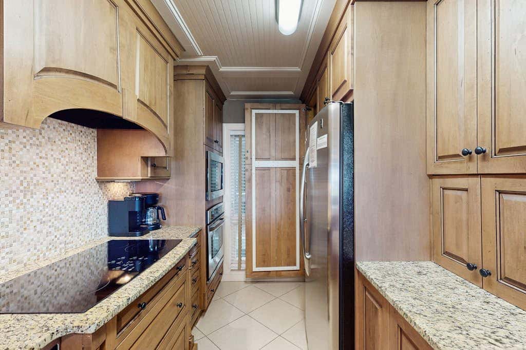 Direct Ocean View Condo with balcony, pools, hot tub, boardwalk to beach