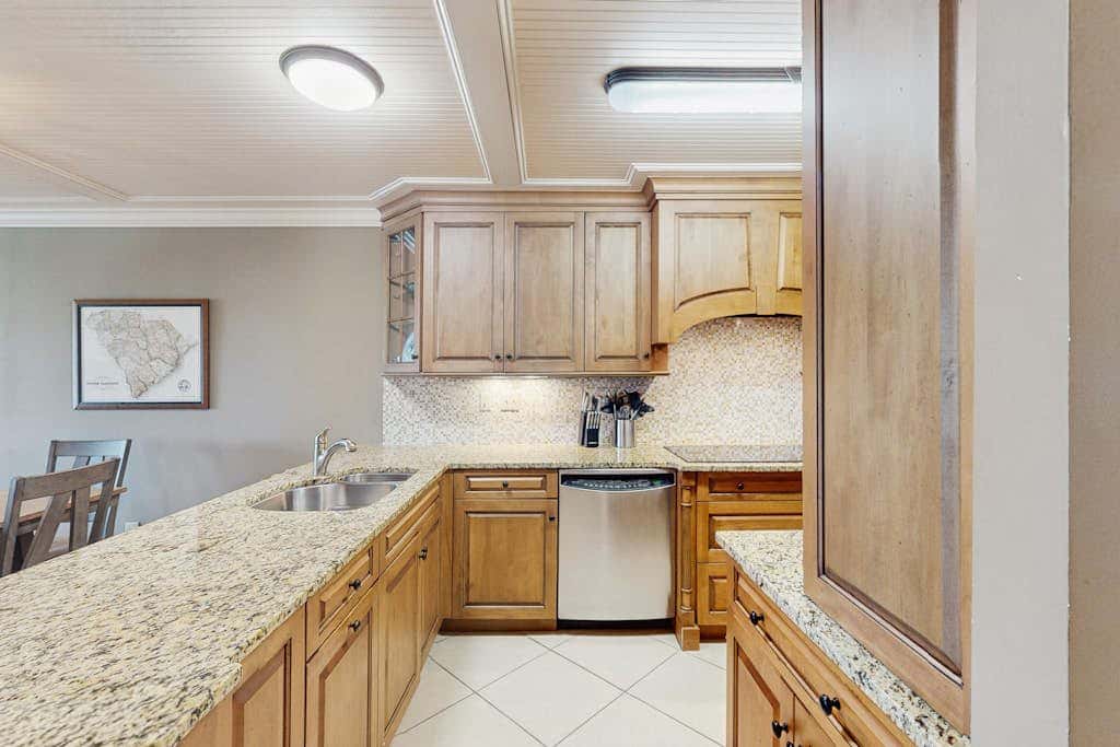 Direct Ocean View Condo with balcony, pools, hot tub, boardwalk to beach