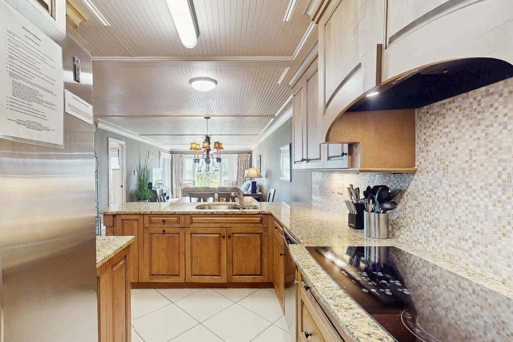 Direct Ocean View Condo with balcony, pools, hot tub, boardwalk to beach