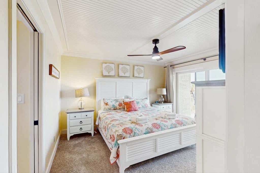 Direct Ocean View Condo with balcony, pools, hot tub, boardwalk to beach