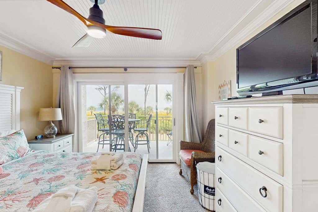 Direct Ocean View Condo with balcony, pools, hot tub, boardwalk to beach
