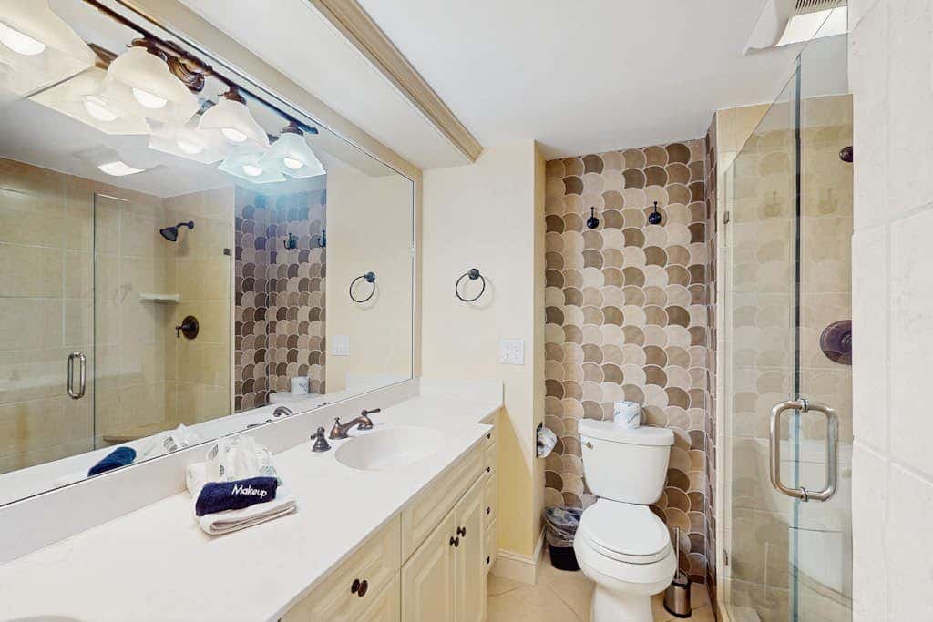 Direct Ocean View Condo with balcony, pools, hot tub, boardwalk to beach