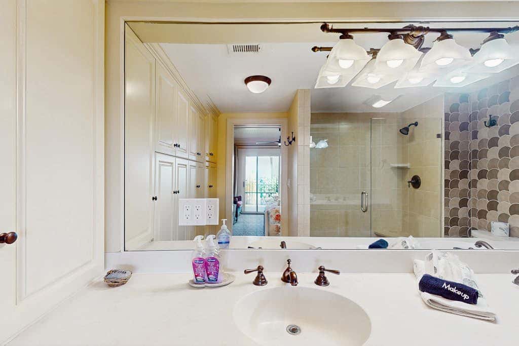 Direct Ocean View Condo with balcony, pools, hot tub, boardwalk to beach