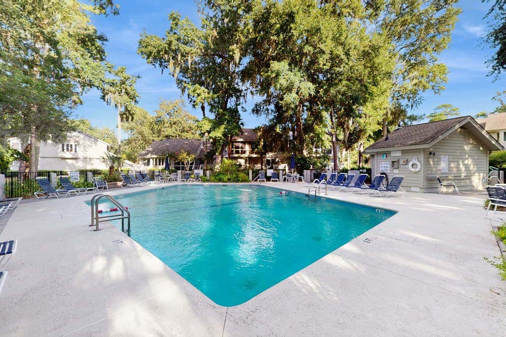 Cheerful condo with shared pool, close to beach, golf, tennis and shopping