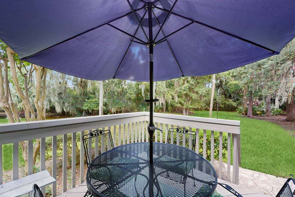 Cheerful condo with shared pool, close to beach, golf, tennis and shopping