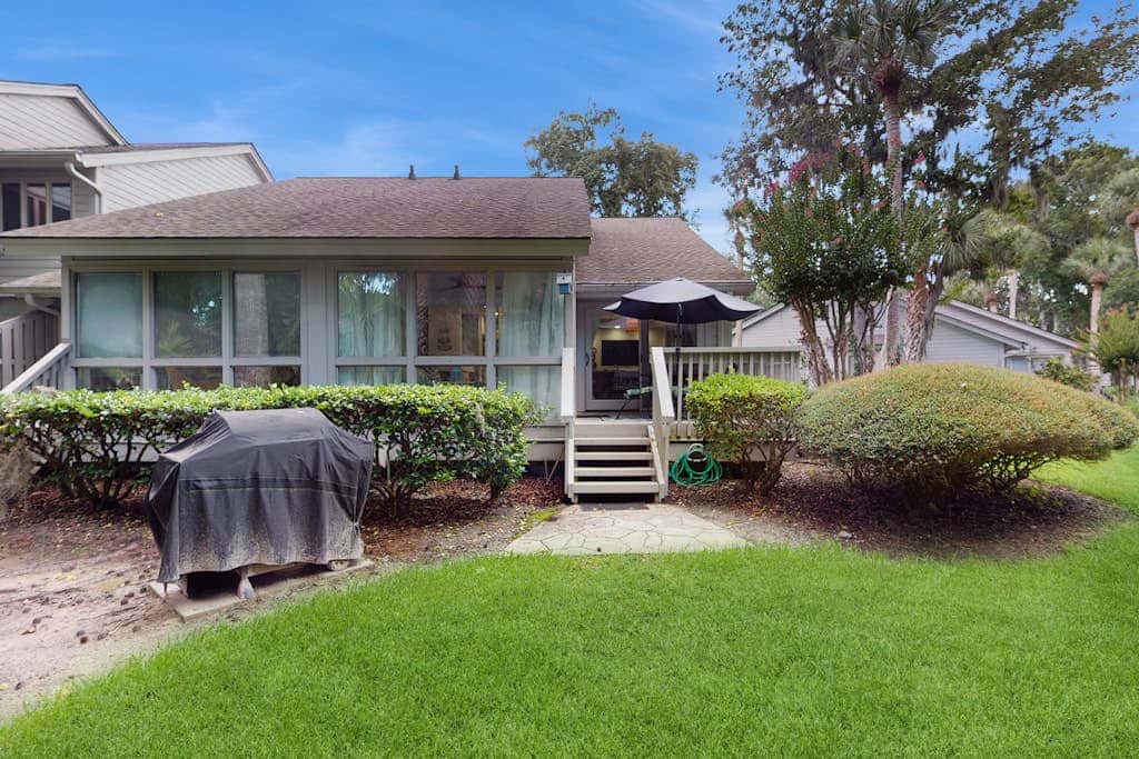 Cheerful condo with shared pool, close to beach, golf, tennis and shopping