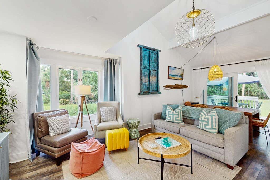 Cheerful condo with shared pool, close to beach, golf, tennis and shopping