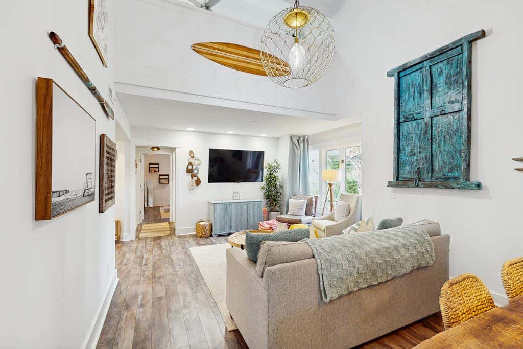Cheerful condo with shared pool, close to beach, golf, tennis and shopping
