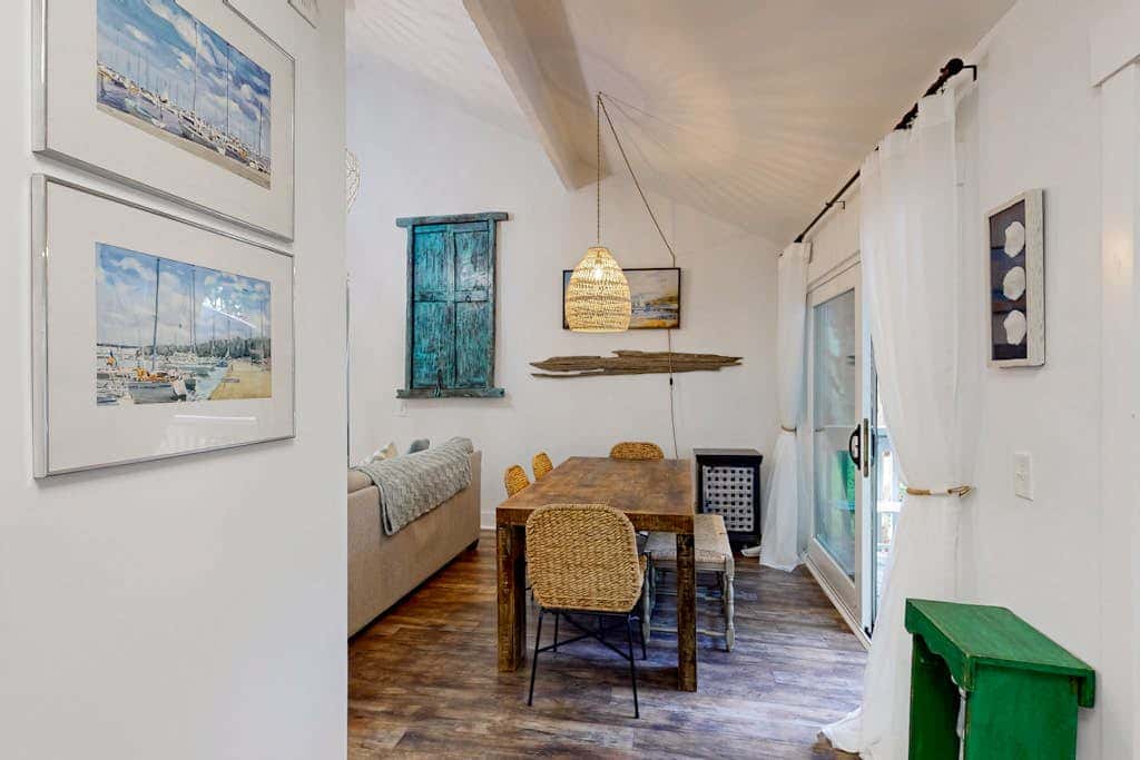 Cheerful condo with shared pool, close to beach, golf, tennis and shopping