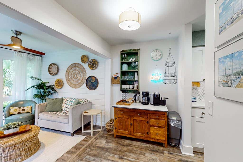 Cheerful condo with shared pool, close to beach, golf, tennis and shopping