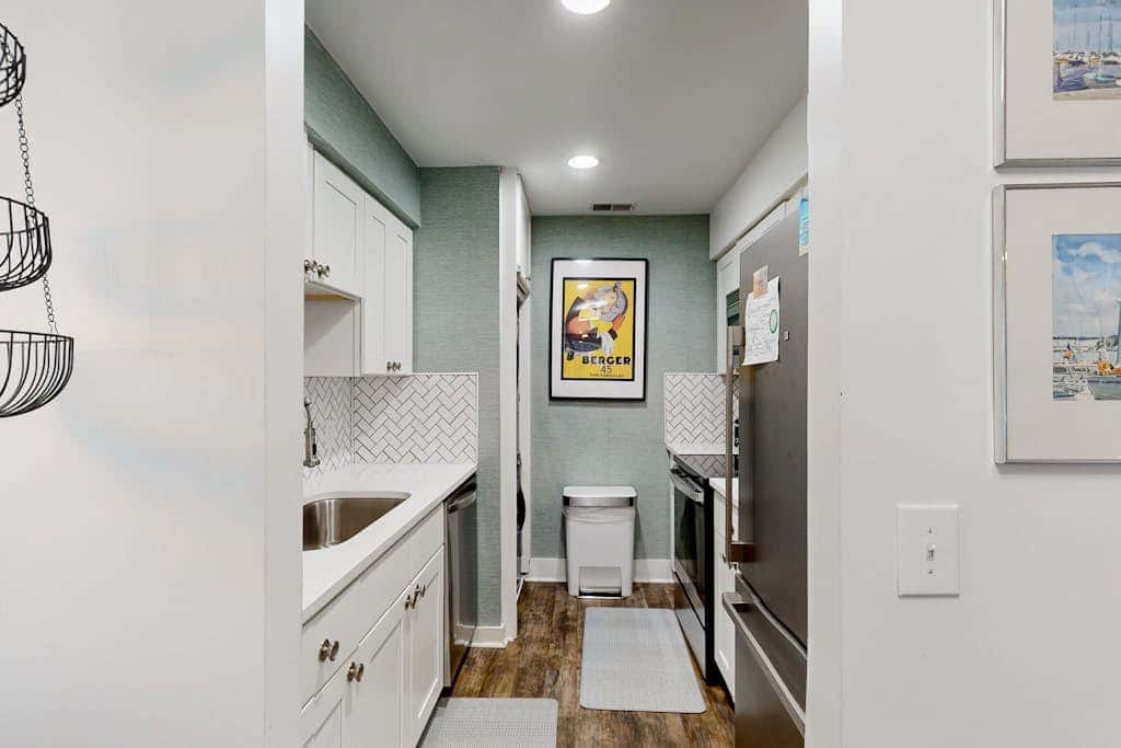 Cheerful condo with shared pool, close to beach, golf, tennis and shopping