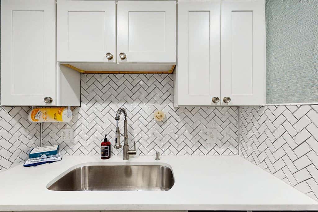 Cheerful condo with shared pool, close to beach, golf, tennis and shopping