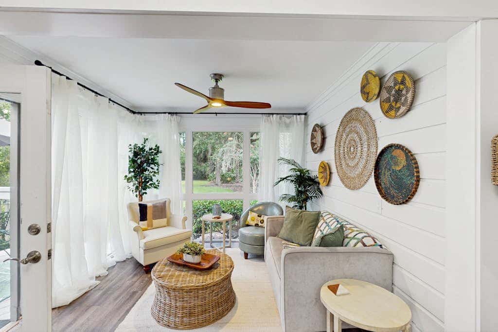 Cheerful condo with shared pool, close to beach, golf, tennis and shopping