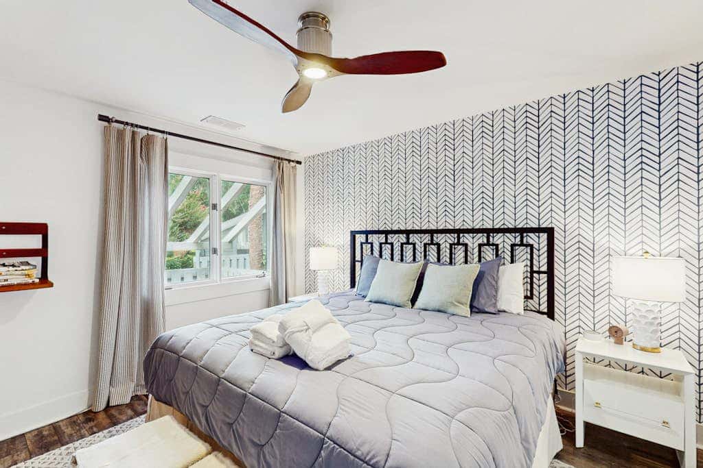 Cheerful condo with shared pool, close to beach, golf, tennis and shopping