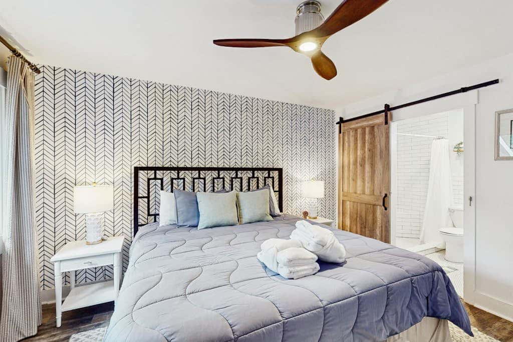 Cheerful condo with shared pool, close to beach, golf, tennis and shopping