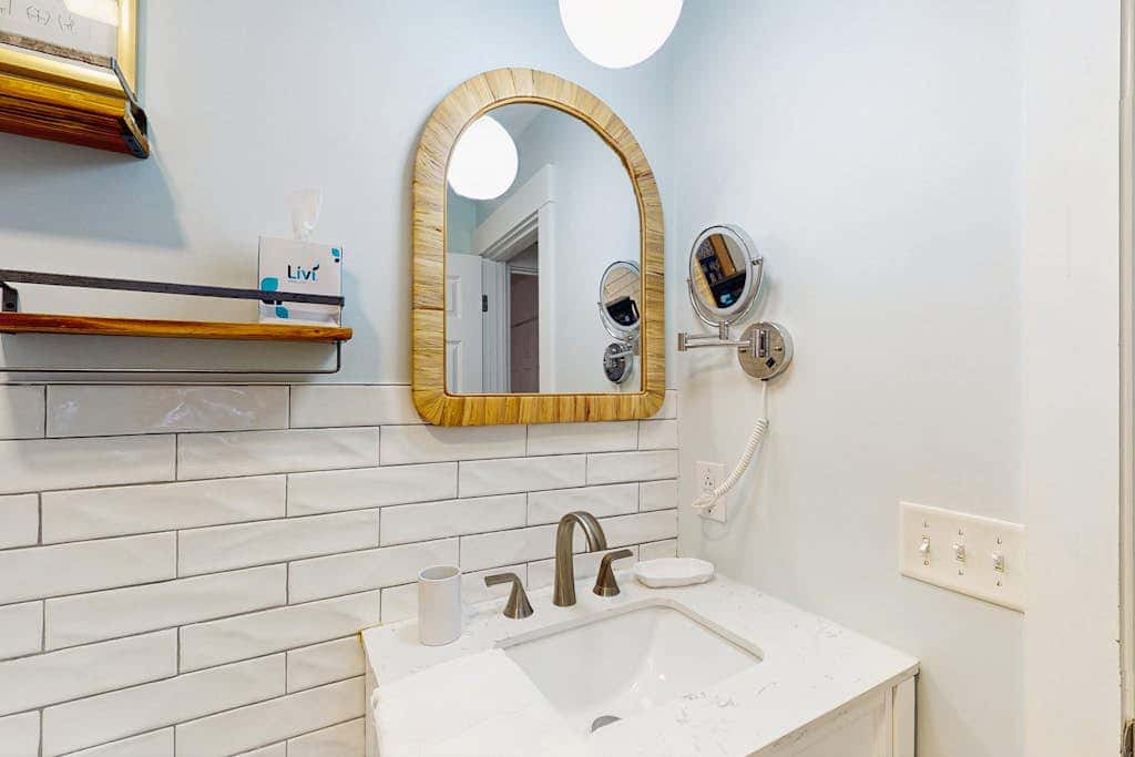 Cheerful condo with shared pool, close to beach, golf, tennis and shopping