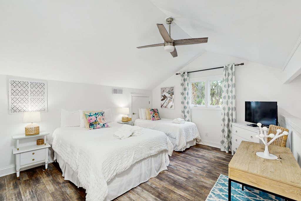 Cheerful condo with shared pool, close to beach, golf, tennis and shopping