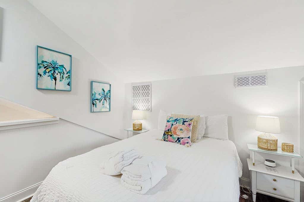 Cheerful condo with shared pool, close to beach, golf, tennis and shopping