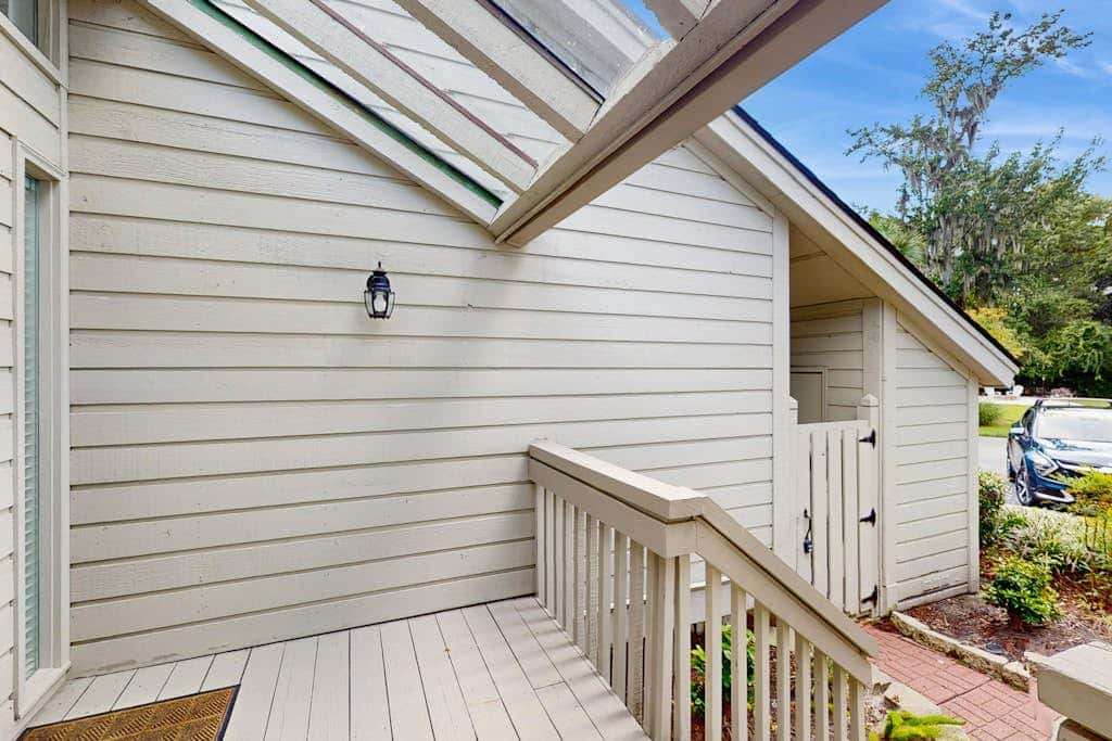 Cheerful condo with shared pool, close to beach, golf, tennis and shopping