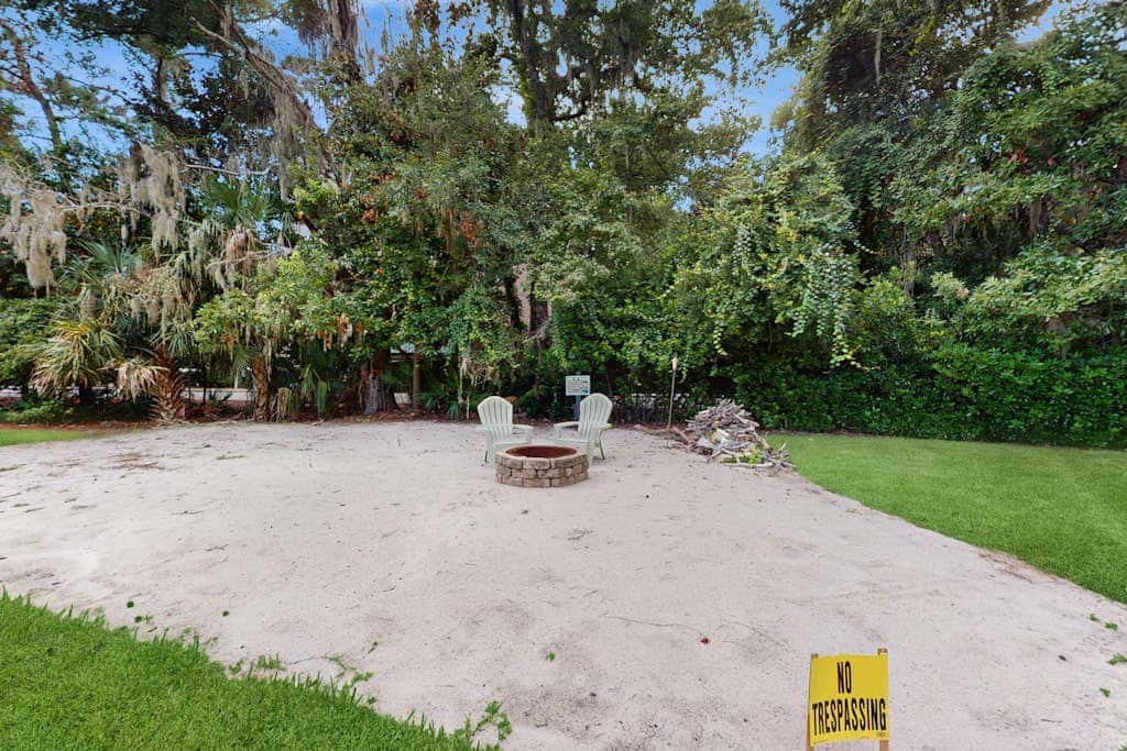 Cheerful condo with shared pool, close to beach, golf, tennis and shopping