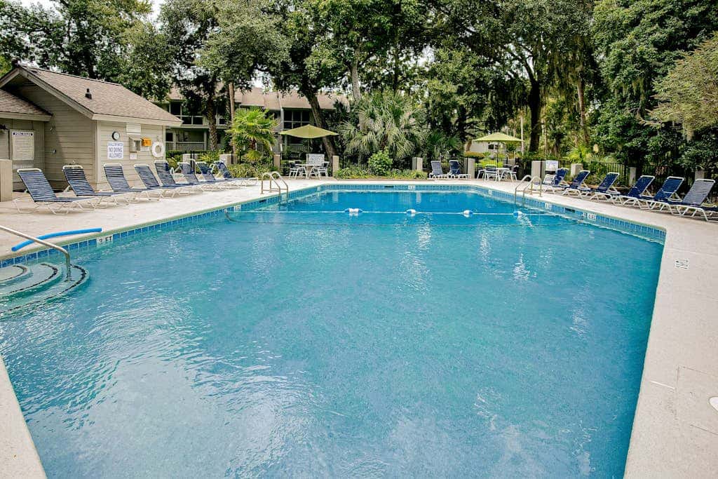 Cheerful condo with shared pool, close to beach, golf, tennis and shopping