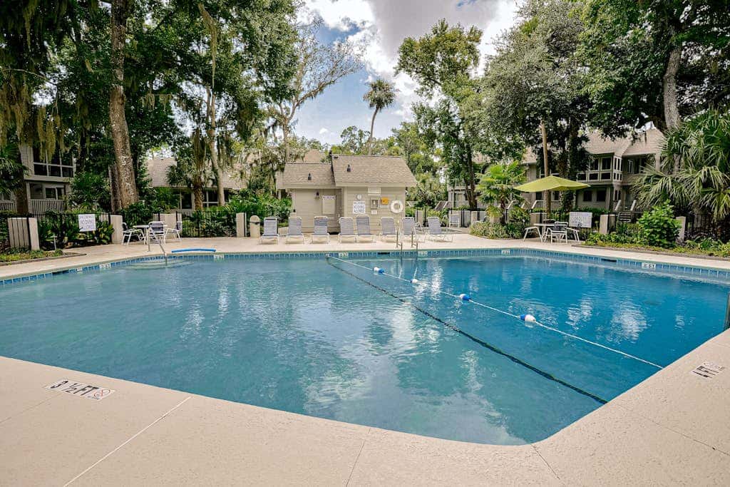 Cheerful condo with shared pool, close to beach, golf, tennis and shopping