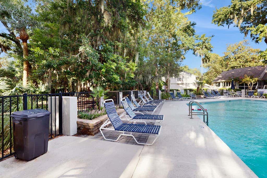 Cheerful condo with shared pool, close to beach, golf, tennis and shopping