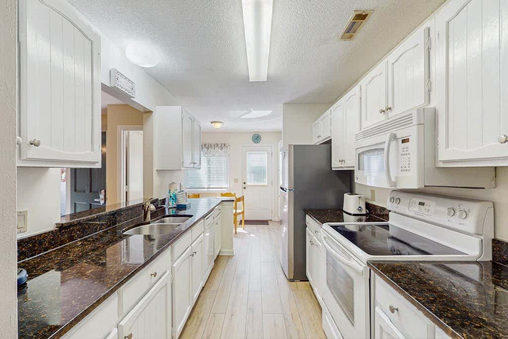 Shipyard Condo next to pool, near tennis, beach and restaurants