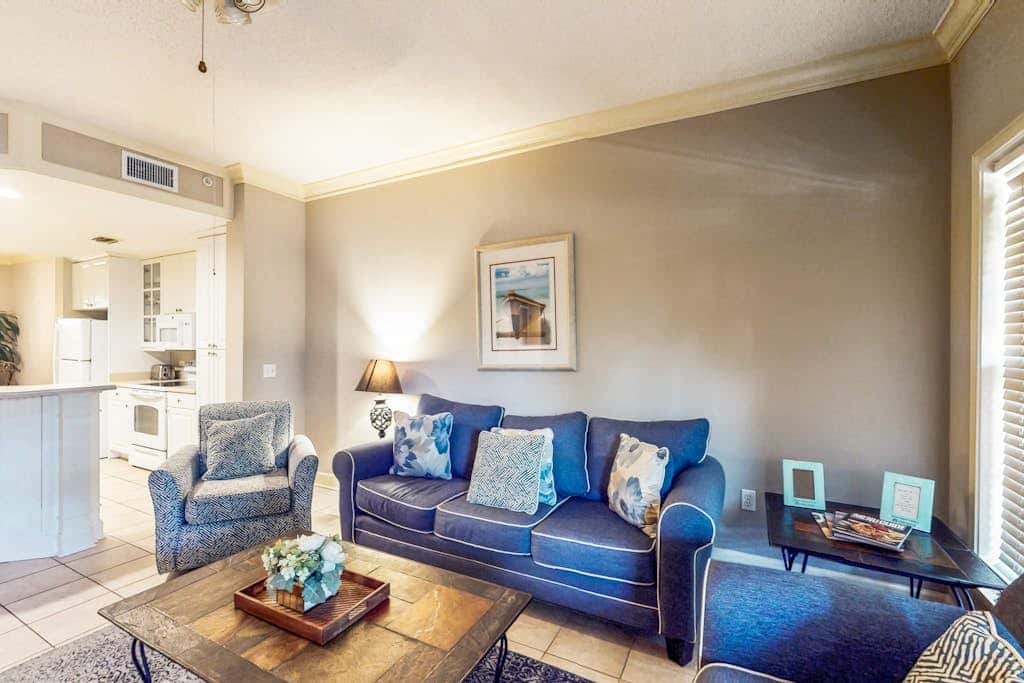 Lovely villa with balcony, rooftop pool, hot tub, & parking - 1 block to beach